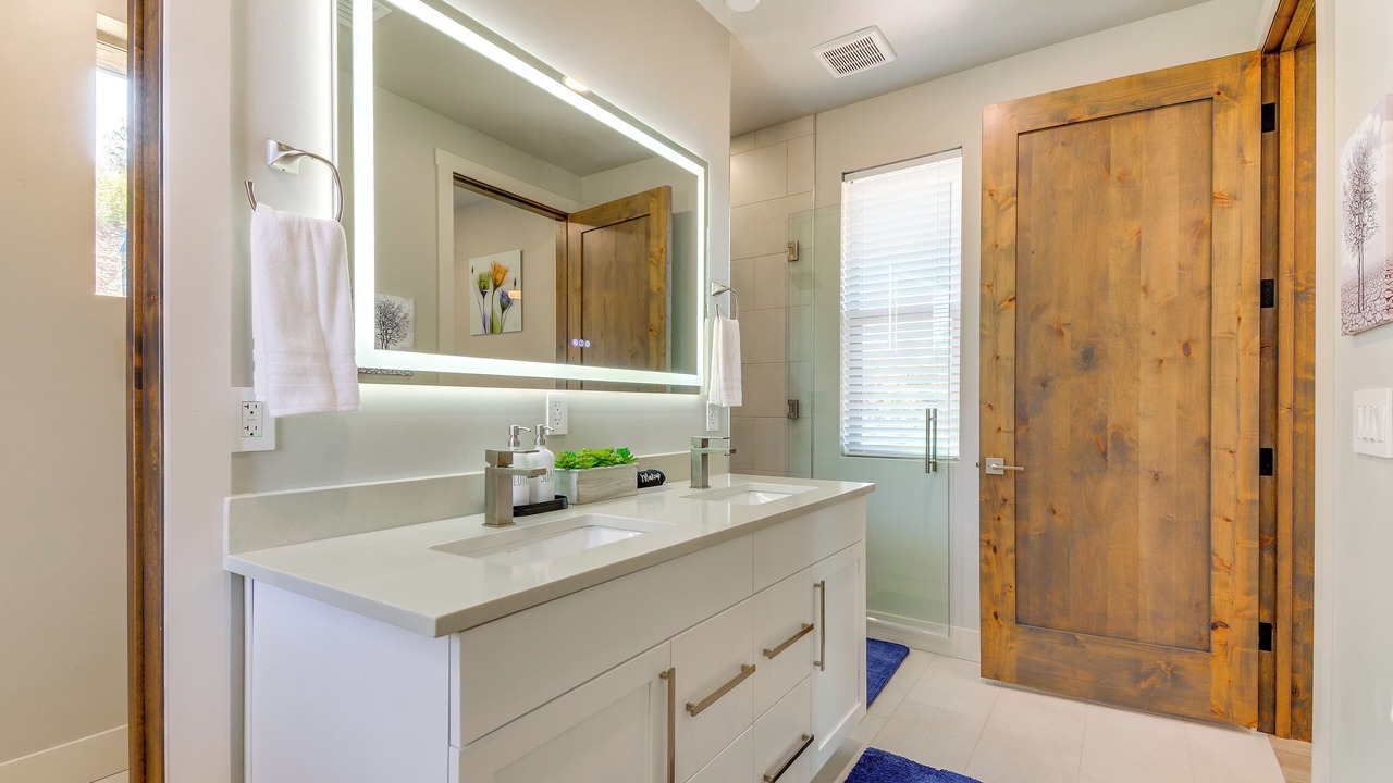 Photo of Bathroom in Lynx Mountain View Estates