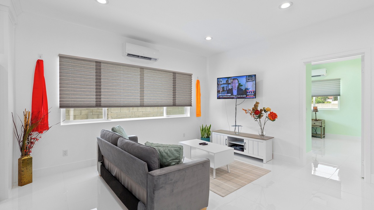 Photo of Livingroom in Midway City