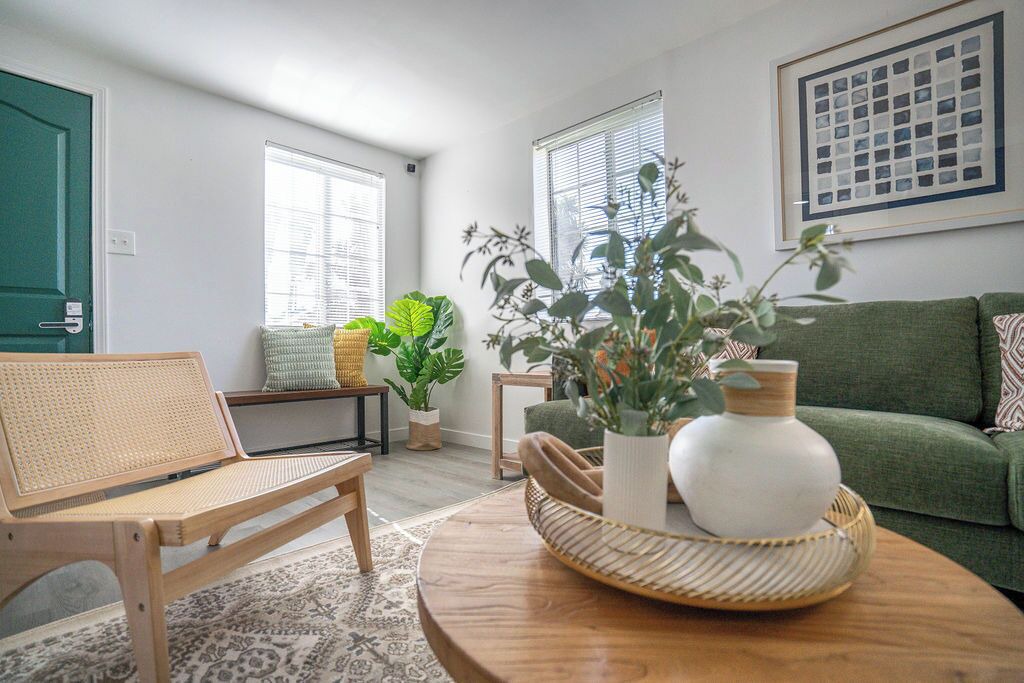 Photo of Livingroom in Midway City
