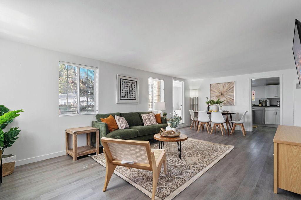 Photo of Livingroom in Midway City