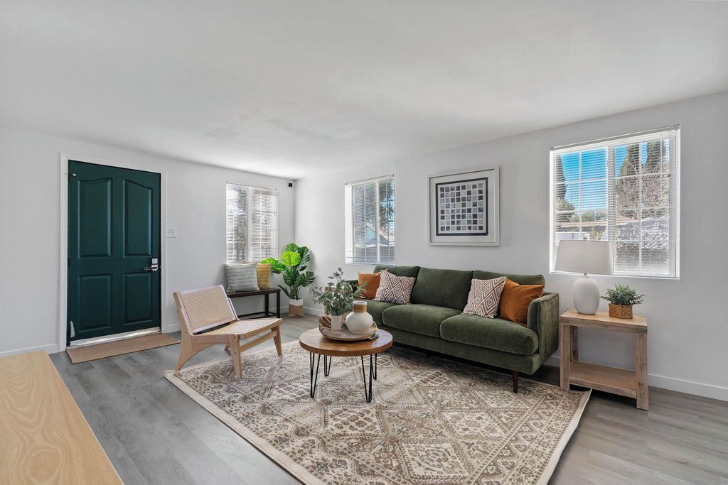 Photo of Livingroom in Midway City