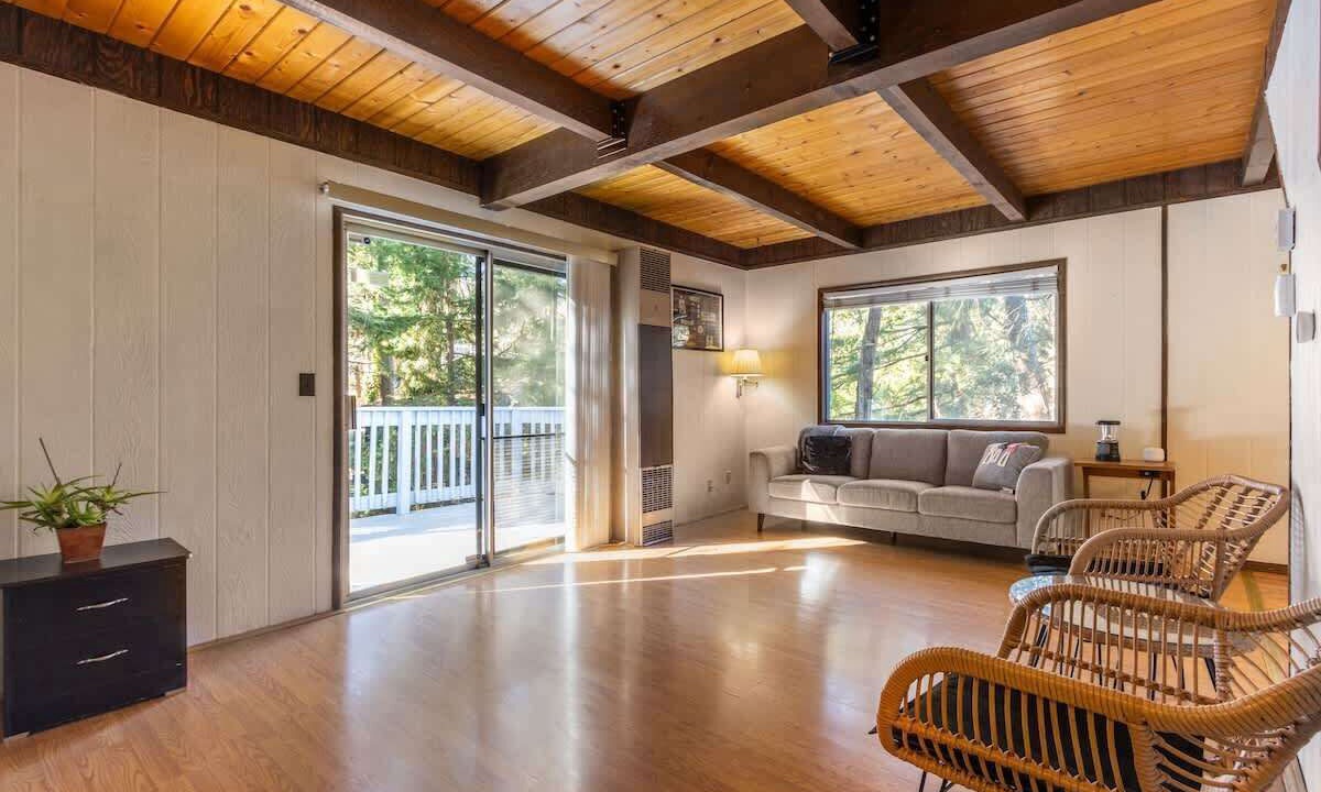 Photo of Livingroom in Crestline