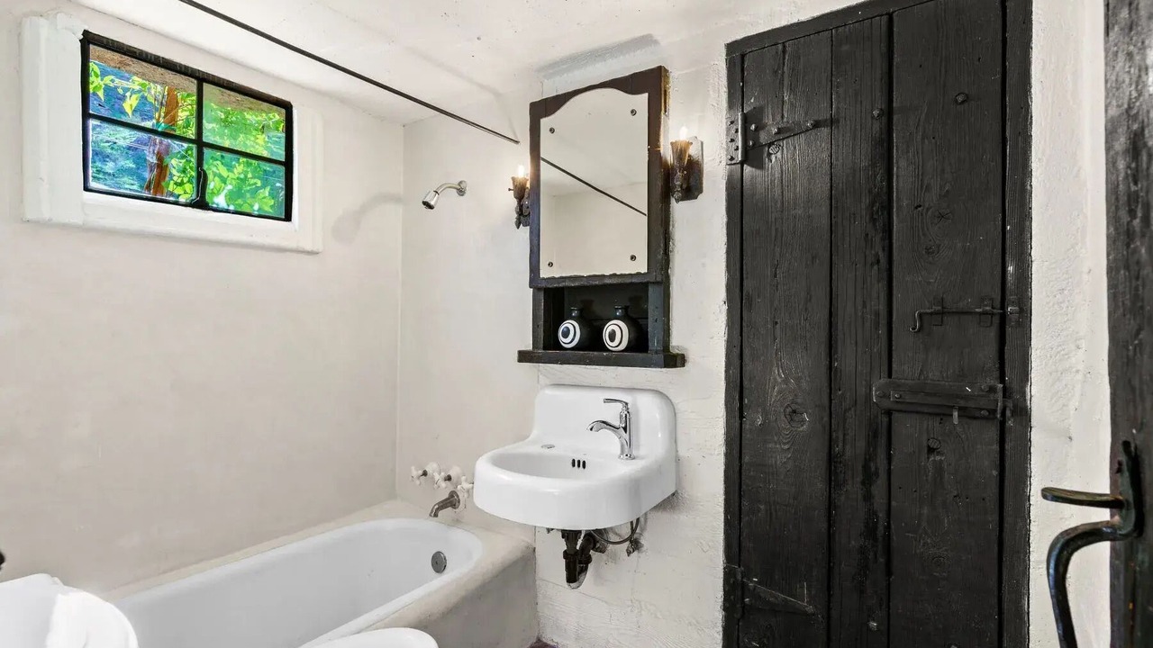 Photo of Bathroom in Araby