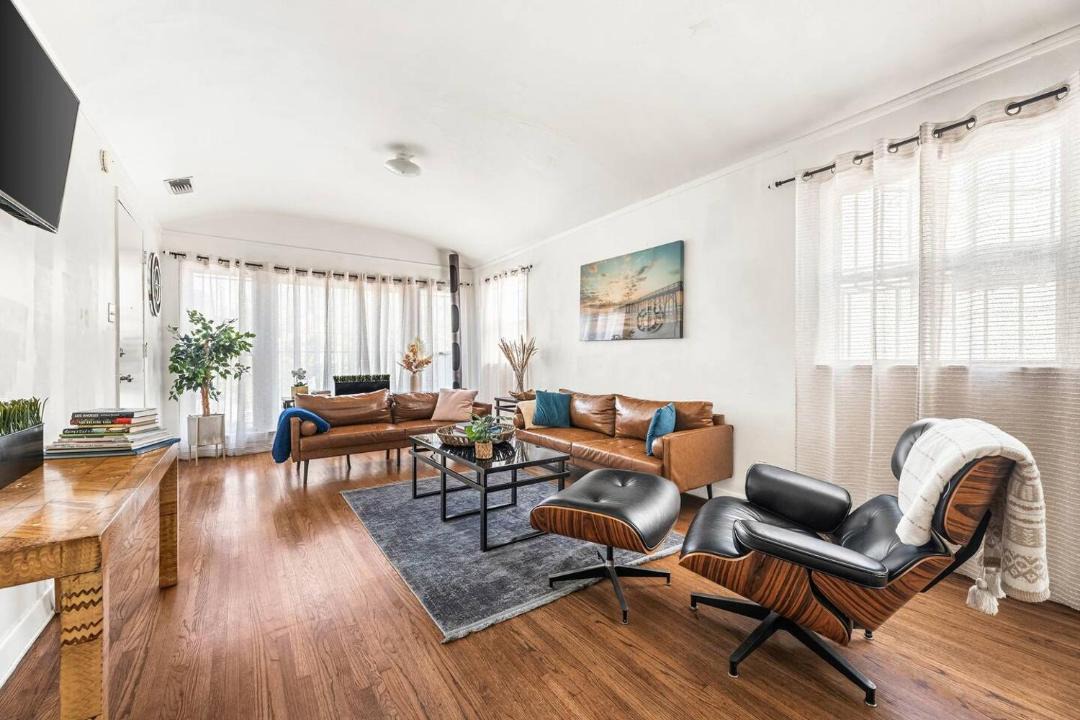Photo of Livingroom in Fairfax District