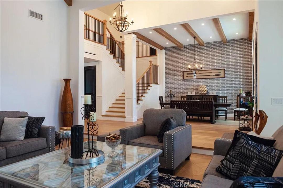 Photo of Livingroom in Tarzana