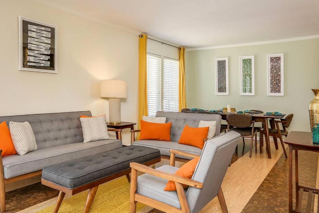 Photo of Livingroom in Desert Park Estates