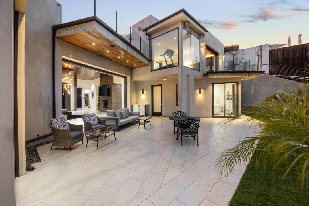Photo of Others in Hollywood Hills