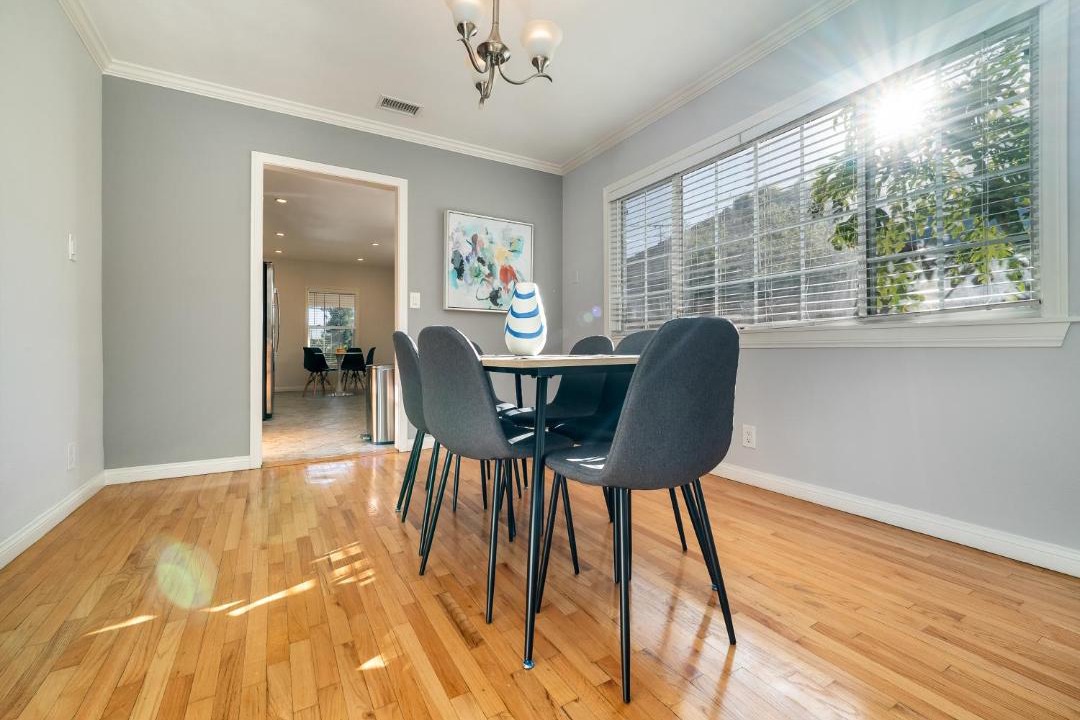 Photo of Livingroom in Van Nuys