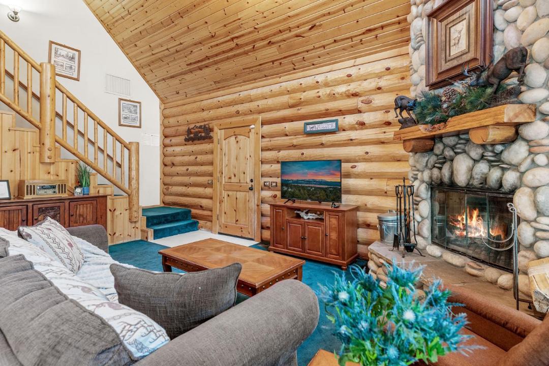 Photo of Livingroom in Summit Estates