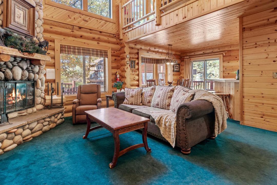 Photo of Livingroom in Summit Estates
