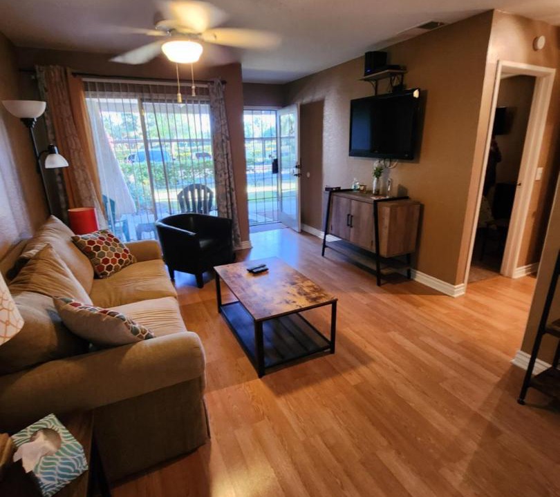 Photo of Livingroom in Racquet Club West