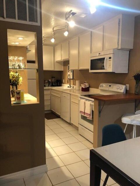 Photo of Kitchen in Racquet Club West