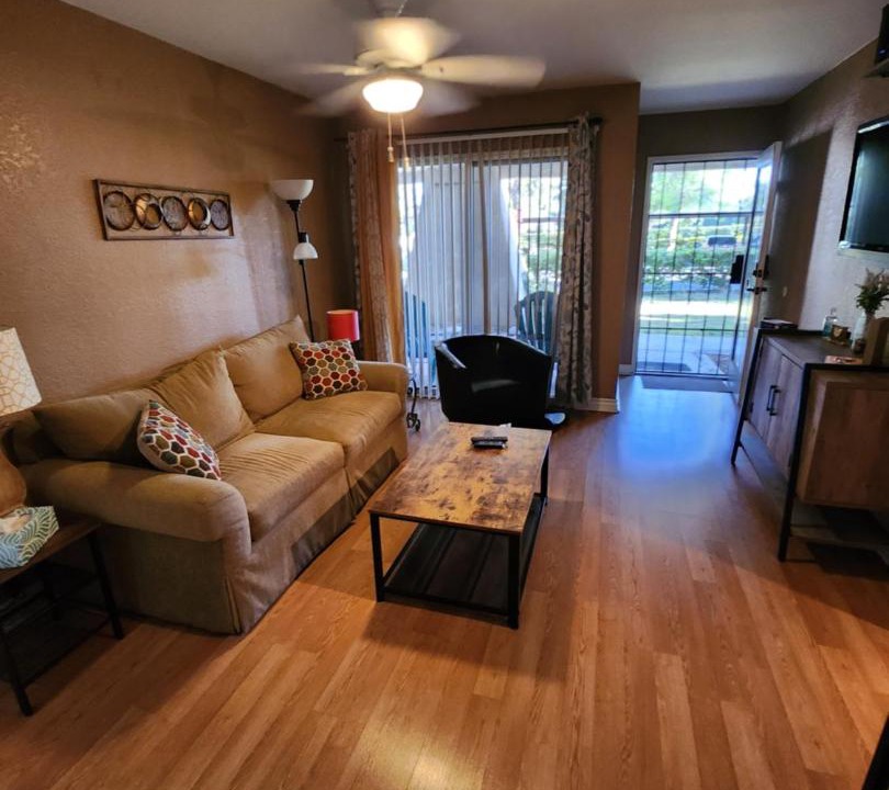 Photo of Livingroom in Racquet Club West
