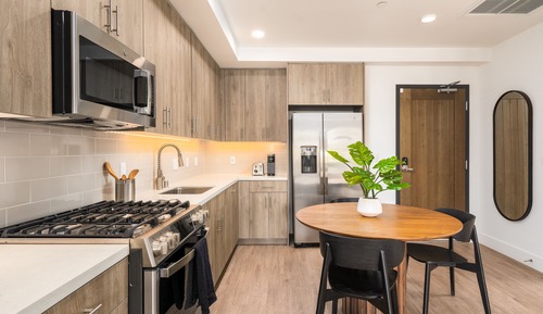 Caltrain-Facing, One-Bedroom Apartment (Self Check-in with Virtual Front Desk)