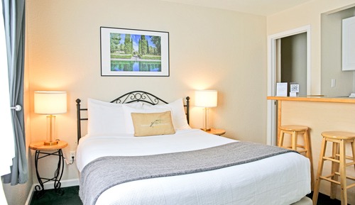 Deluxe Suite, 1 Queen Bed, Kitchenette (Pet Friendly)