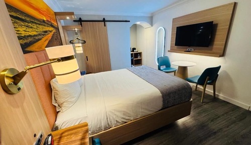 Deluxe One Queen Bed