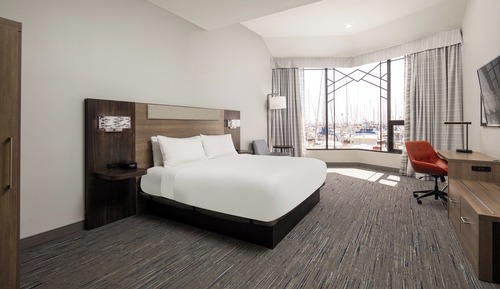 Suite, 1 Queen Bed, Roll-in Shower (Mobility)