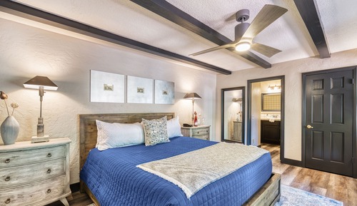 Deluxe Room, 1 King Bed, Ensuite, Courtyard View