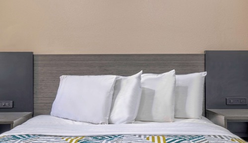 Deluxe Room, 1 Queen Bed, Accessible, Non Smoking