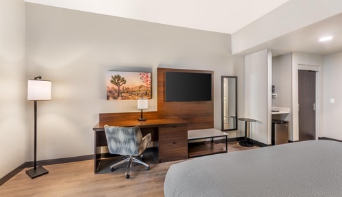 Standard Room, 1 King Bed, Refrigerator & Microwave, Pool View