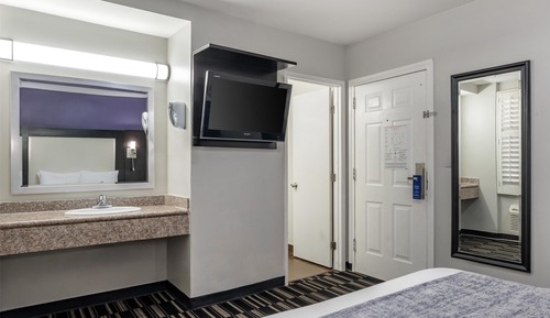 Standard Room, 1 Queen Bed, Non Smoking, Refrigerator & Microwave
