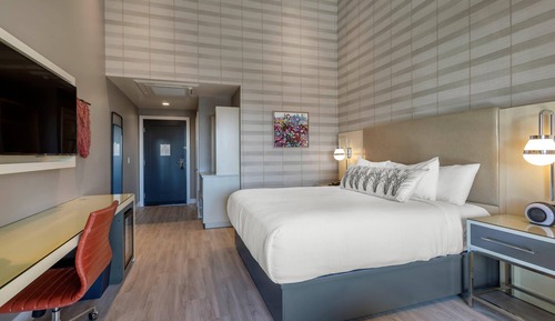 Deluxe Room, 1 King Bed, Non Smoking, Balcony