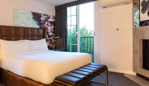 Deluxe Queen Suite