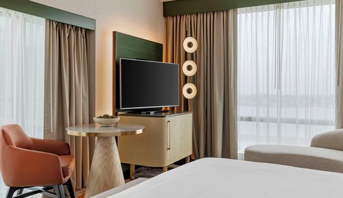 Premier Single Room, 1 King Bed, Balcony, Corner (Bay View)