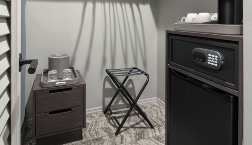 Deluxe Suite, Multiple Beds, Accessible Bathtub