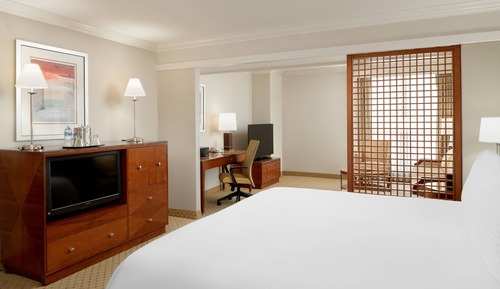 1 King, Junior Suite, No Resort Fees -(Mobility Accessible, Roll-in Shower)