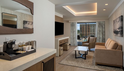 Suite, 1 King Bed, Balcony (Newly Renovated)