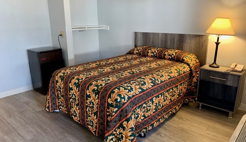 Economy Room, 1 Queen Bed, Smoking