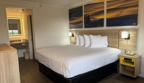King Room with Tub and Grab Bars - Mobility/Hearing Accessible - Non-Smoking