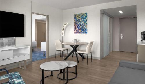 One-Bedroom King Junior Suite with City View