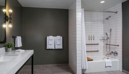 1 Bedroom Suite, 1 King, Courtyard view