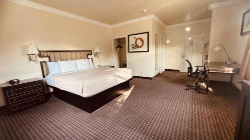Standard King Room - Non-Smoking 