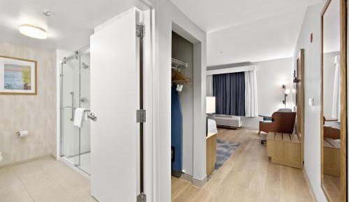King Room with King Bed - Non-Smoking