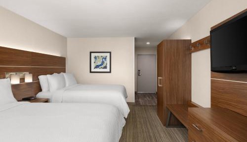 Queen Room with Two Queen Beds- Hearing Accessible Roll in Shower/Non-Smoking