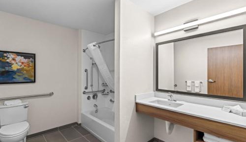 Queen Suite with Sofa - Disability Access/Non Smoking