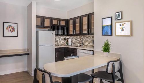 One-Bedroom Queen Suite with Bathtub - Mobility Accessible