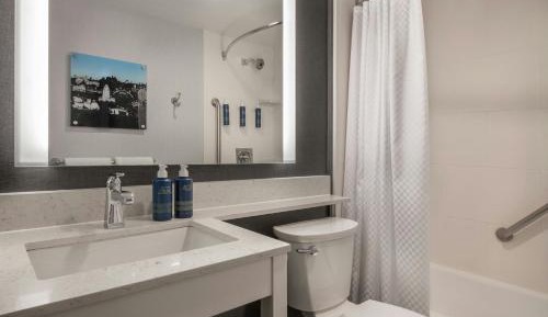 Deluxe Queen Room with Two Queen Beds