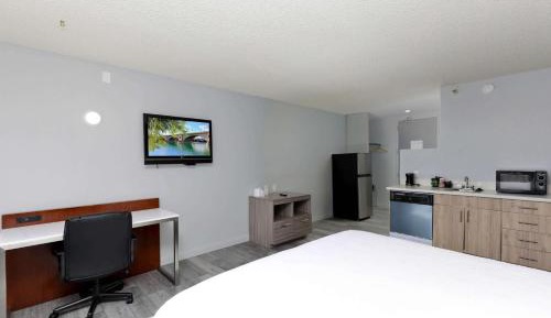 Deluxe King Room - Non-Smoking