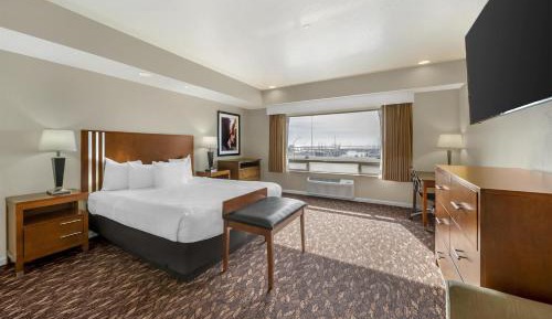 King Room with Roll-in Shower - Non-Smoking/Disability Access