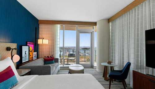 Corner King Room with Sofa Bed and Balcony - Bay View