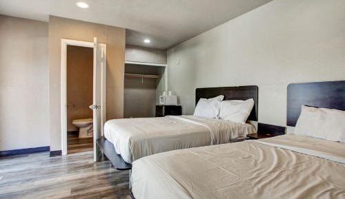 Deluxe Double Room with Two Double Beds - Smoking