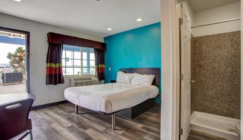 Deluxe Queen Room - Non-Smoking