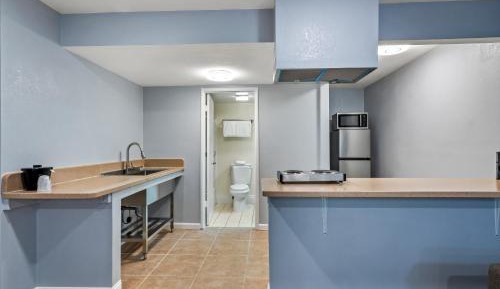 Suite King with Kitchenette Non-Smoking 