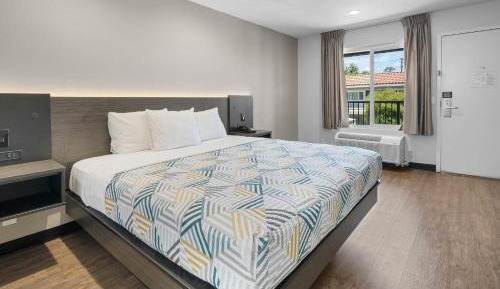 King Room with Roll-in Shower - Disability Access - Non-Smoking