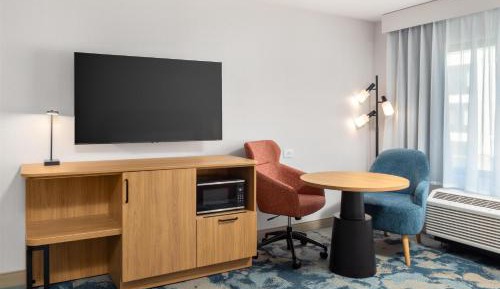 King Room with Roll-In Shower - Mobility Access