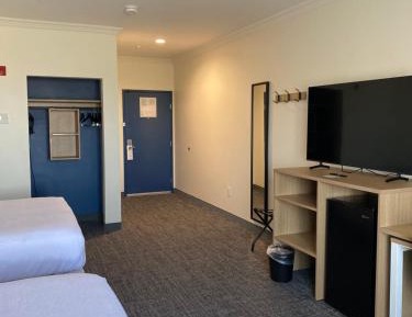 Queen Room with Two Queen Beds and Roll-In Shower - Mobility Access